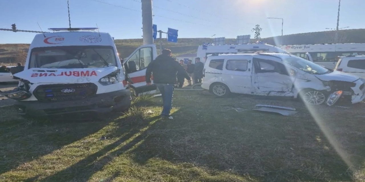 Kavşakta Can Pazarı! Ambulans İle Ticari Araç Çarpıştı: Yaralılar Var