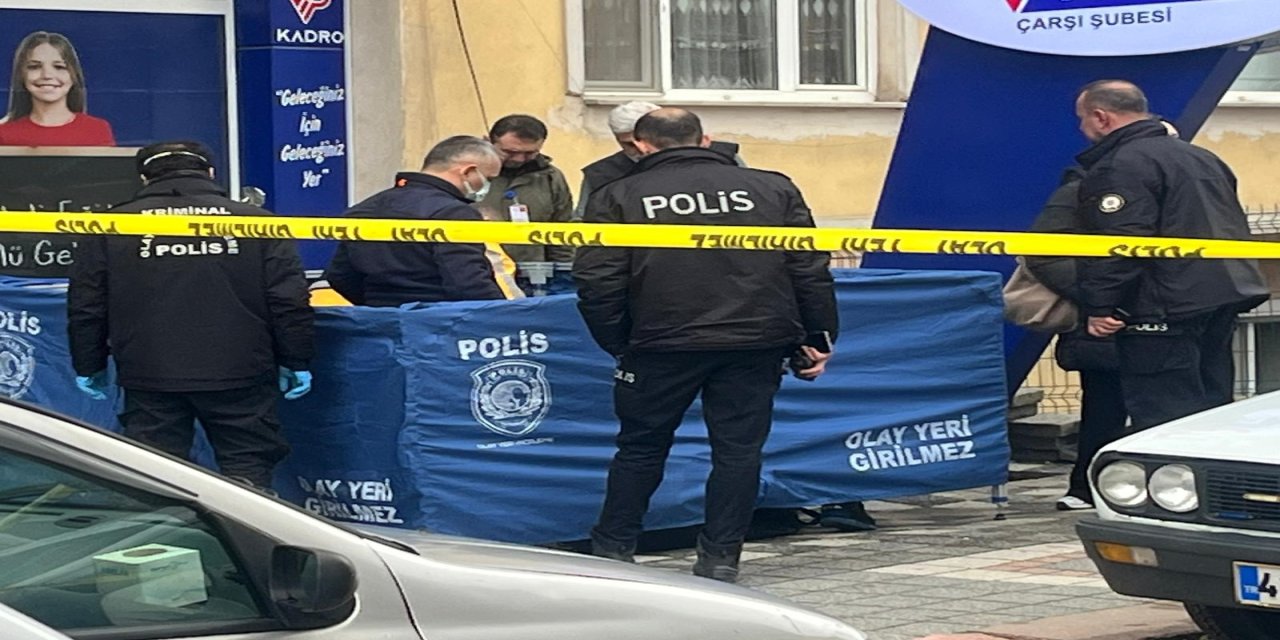 Cadde Ortasında Acı Bulgu! 4. Kattan Düştüğü Tahmin Edilen Şahıs Hayatını Kaybetti