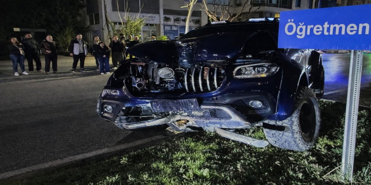 Direksiyon Hakimiyetini Kaybetti, Ağaca Çarptı!