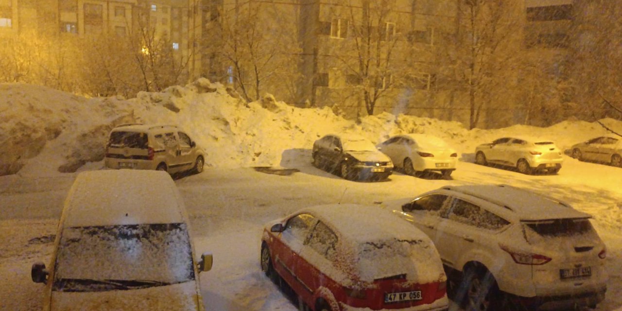 Bitlis’te gece yarısı kar yağışı etkisini arttırdı