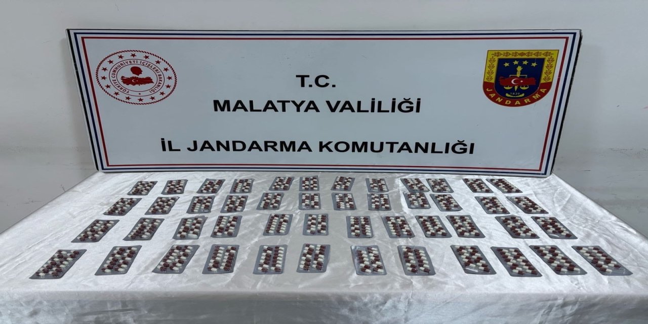 Malatya’da Jandarmadan "Eczane" Baskını! Yüzlerce Zehir Hapı Ele Geçirildi
