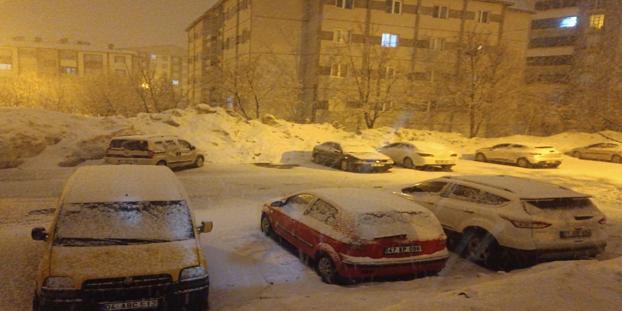 Kar Ansızın Bastırdı! Rahva Bölgesi Beyaza Büründü, Sürücüler Zor Anlar Yaşadı