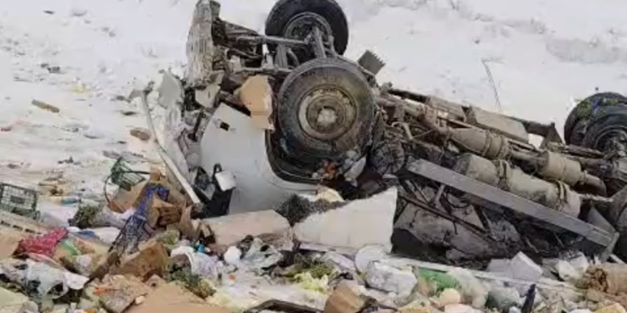 Yüksekova'da kamyonet şarampole yuvarlandı: 1 kişi yaralandı