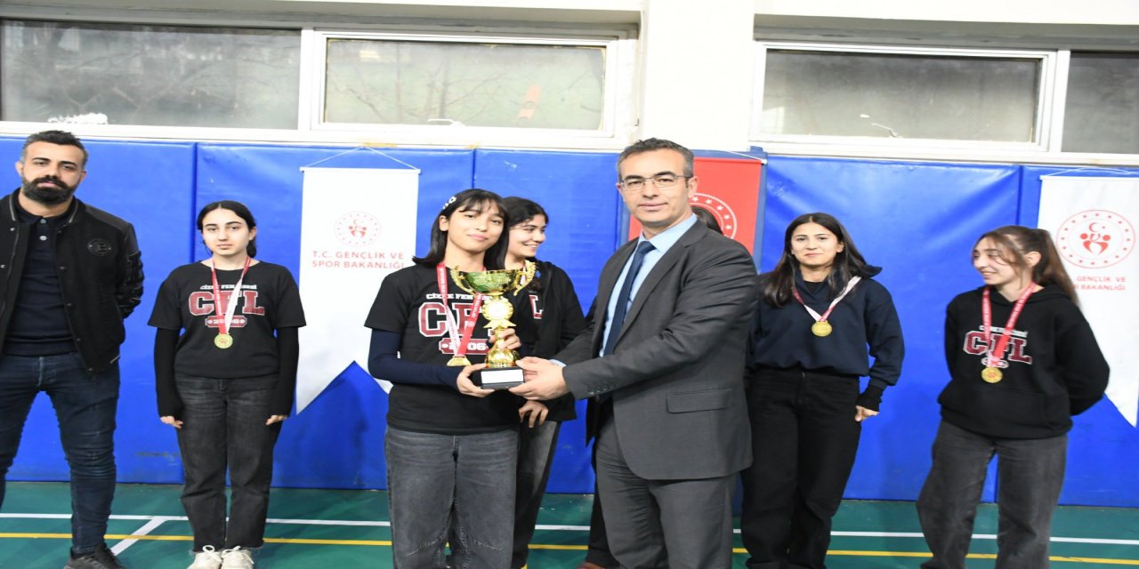 Şırnak'ta Hamle Sırası Gençlerdeydi! Satranç Turnuvasında Şampiyonlar Belli Oldu