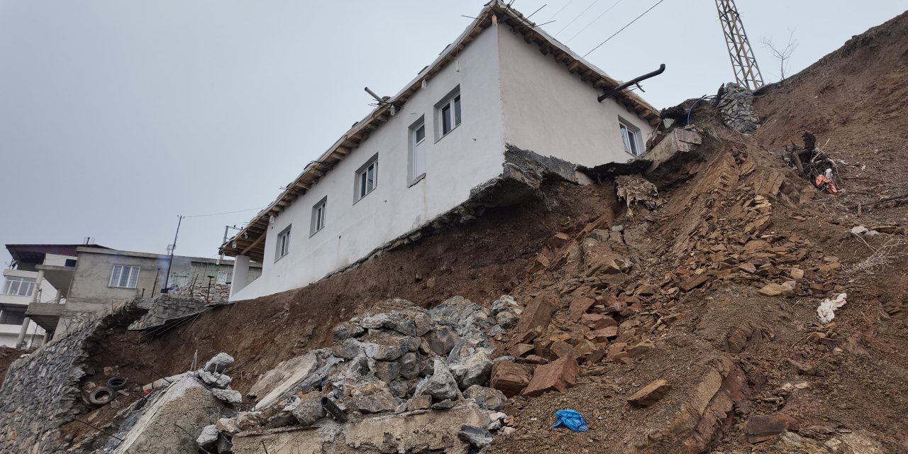 Şırnaklı vatandaş bütün birikimi ile ev yaptı, toprak kayması ile 'hayatı' askıda kaldı