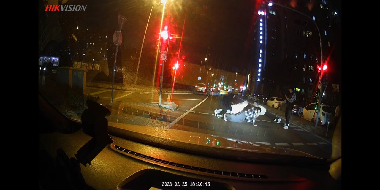 Trafik Işıklarında "Şınav" Molası! Üsküdar’da Şaşırtan Görüntüler