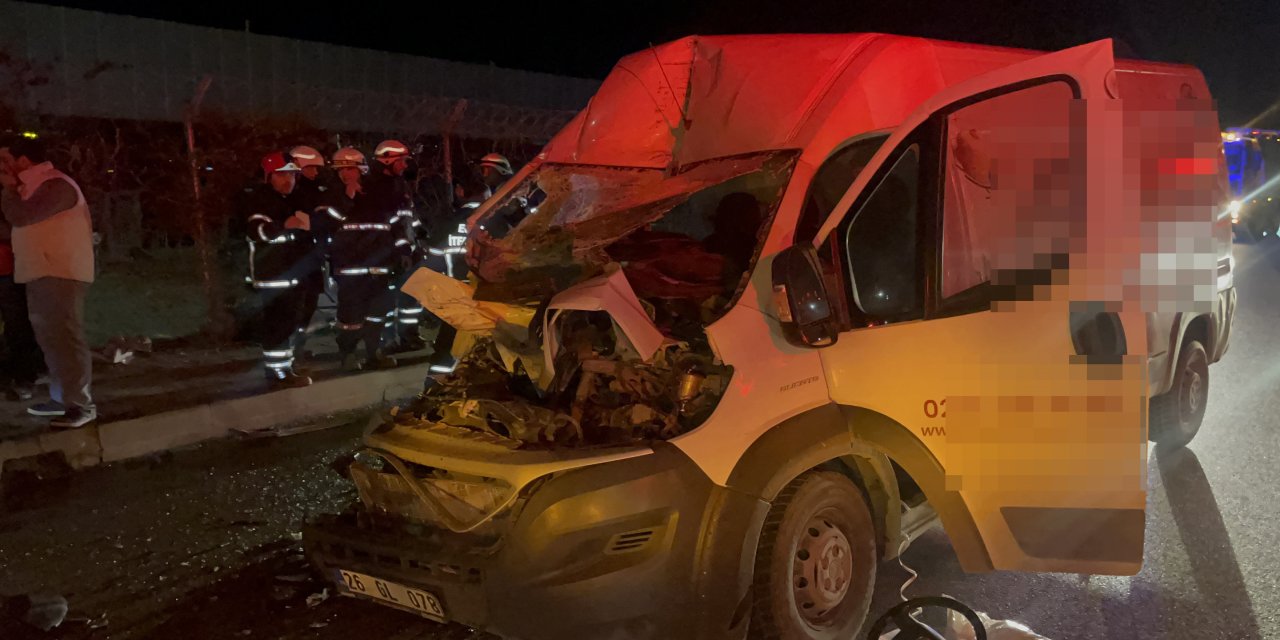 OSB’de Can Pazarı! Tır Dorsesine Saplanan Araçtan Güçlükle Çıkarıldılar