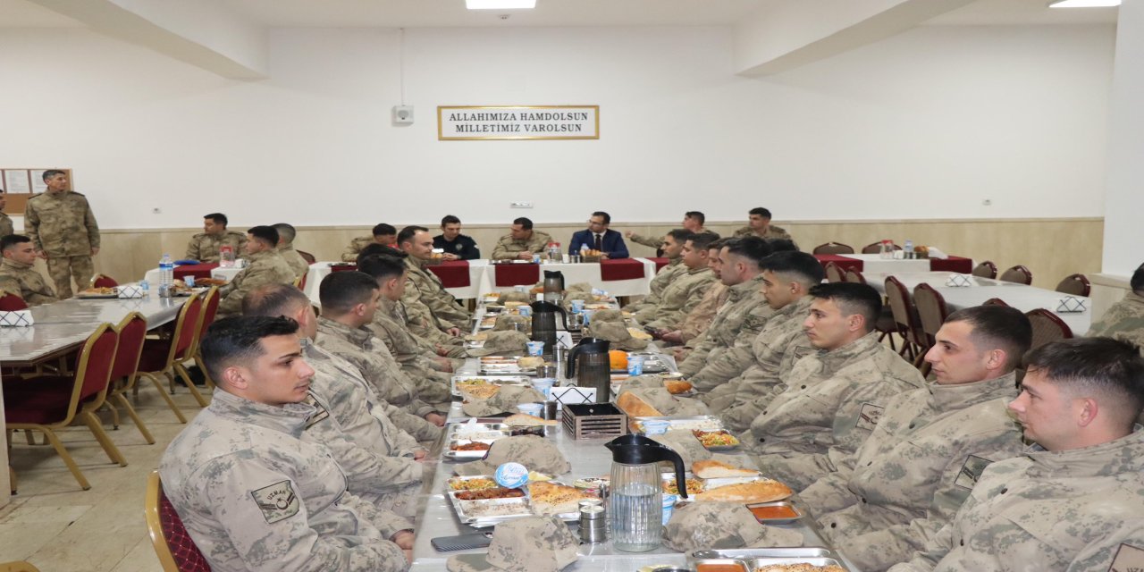 Beytüşşebap’ta "Kahramanlar Sofrası": Kaymakam Taşkıran Komandolarla İftarda