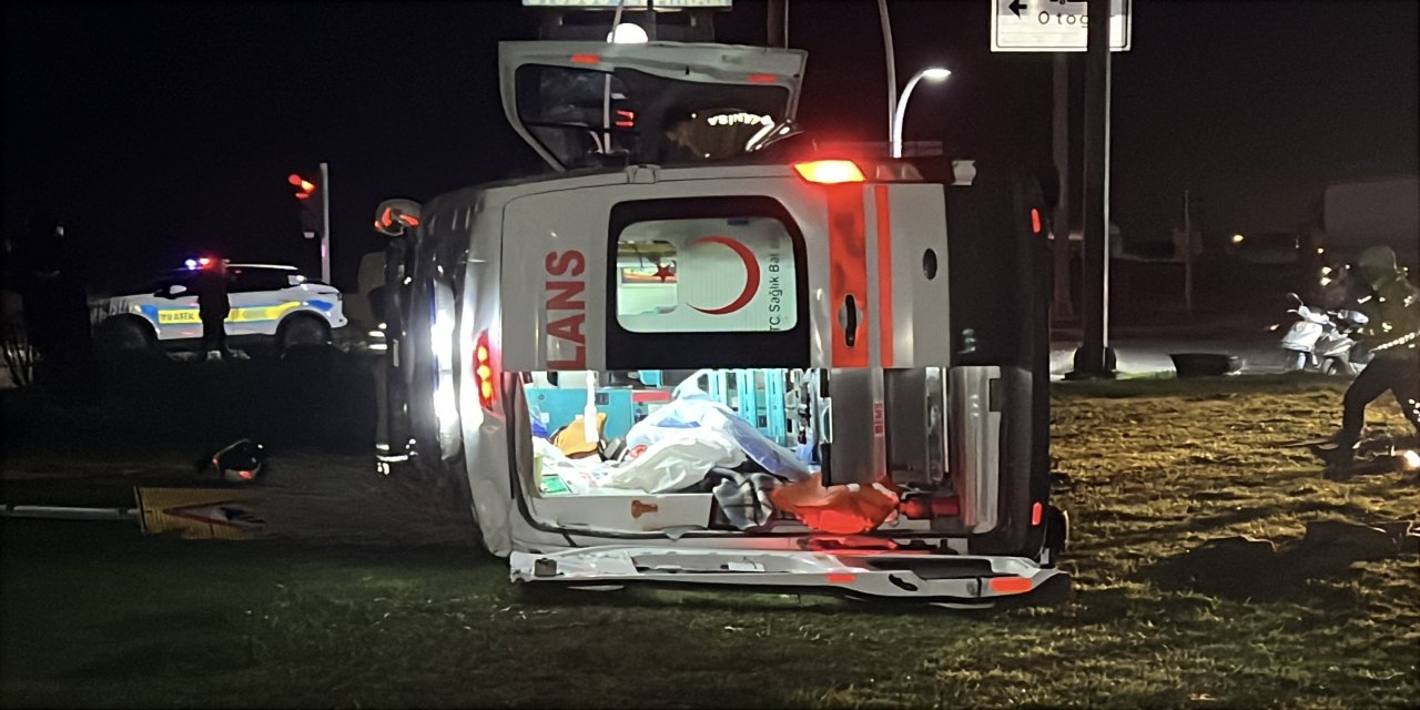 Manisa’da Can Pazarı! Ambulans Yan Yattı: 5 Yaralı