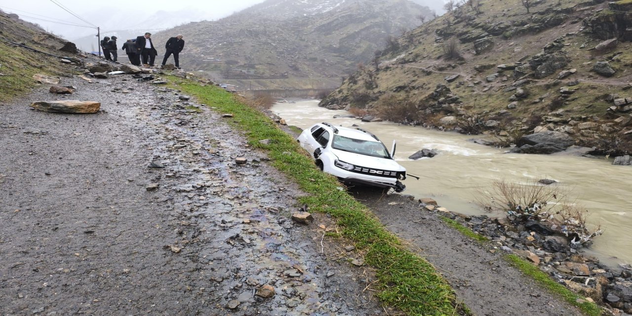 Şırnak’ta Feci Kaza: Otomobil Uçuruma Yuvarlandı, 2 Kişi Yaralandı