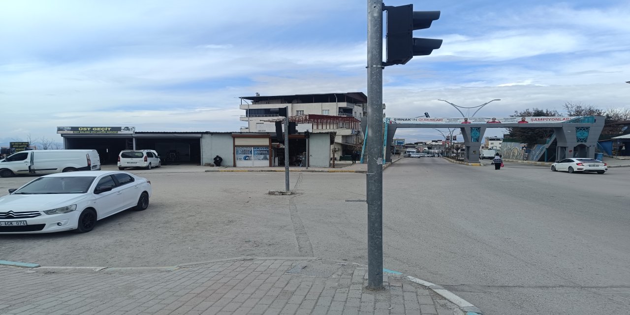 Şırnak’ta Cadde Ortasındaki Trafik Işıkları Tepki Çekti