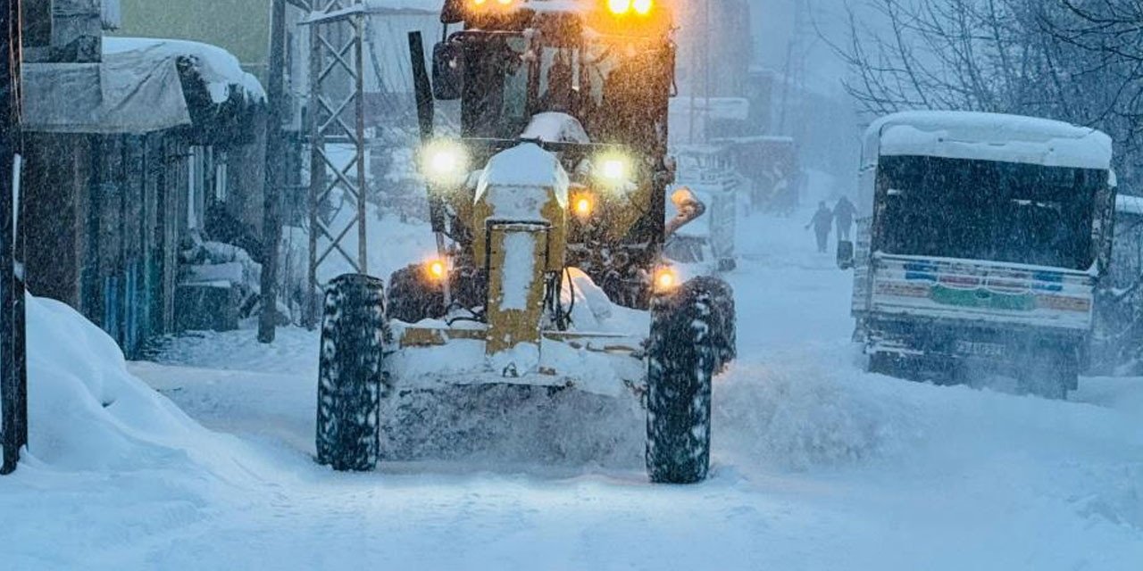 Beytüşşebap’ta Kar Esareti: Okullar Tatil Edildi, İdari İzin Verildi!