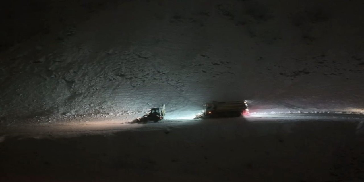 Pervari ve Şirvan'da kar yağışı köy yollarını kapattı, mahsur kalan araçlar kurtarıldı