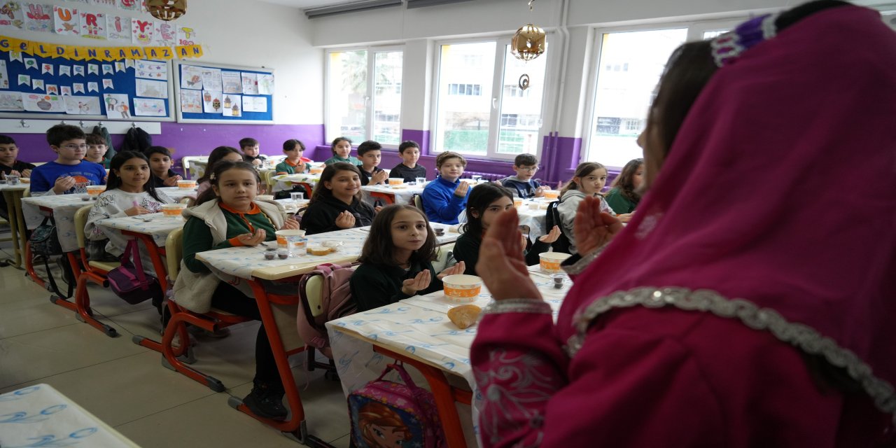 "Tekne Orucu" Heyecanı: Minikler Öğle Ezanıyla İftar Yaptı!