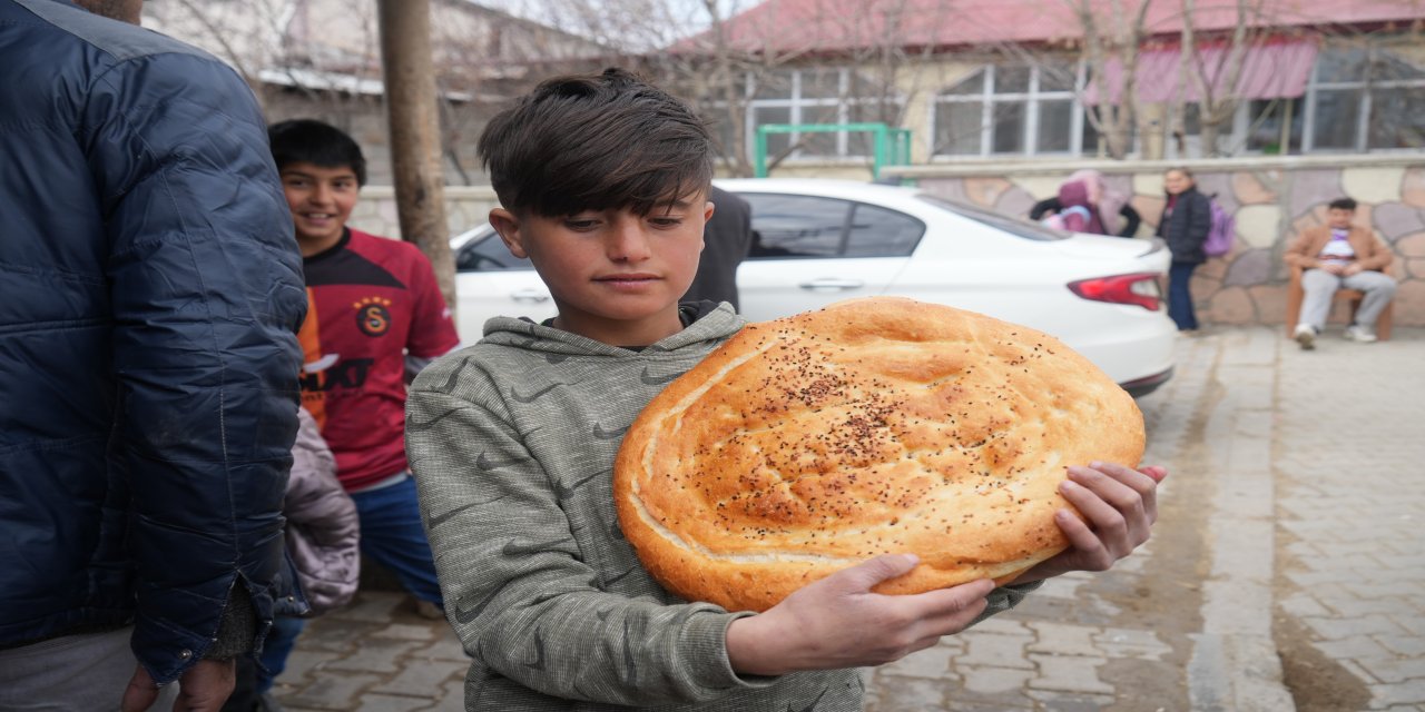 Muş Kırköy’de "Pide" Geleneği: Hayırsever Desteğiyle Tüm Beldeye Ücretsiz Ekmek