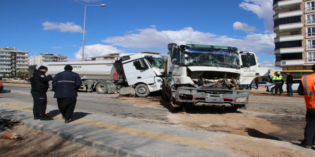 Kilis’te Hafriyat Kamyonları Çarpıştı: 1 Yaralı! Ekipler Seferber Oldu