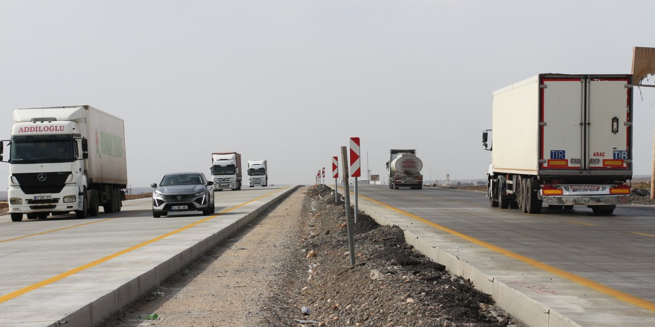 Cizre’de D400 Karayoluna Yapılan Beton Yol Tartışma Konusu Oldu