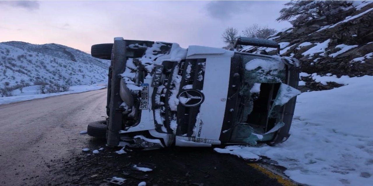 ULUDERE’DE KAZA: ARAÇ YAN YATTI, 2 KİŞİ YARALANDI