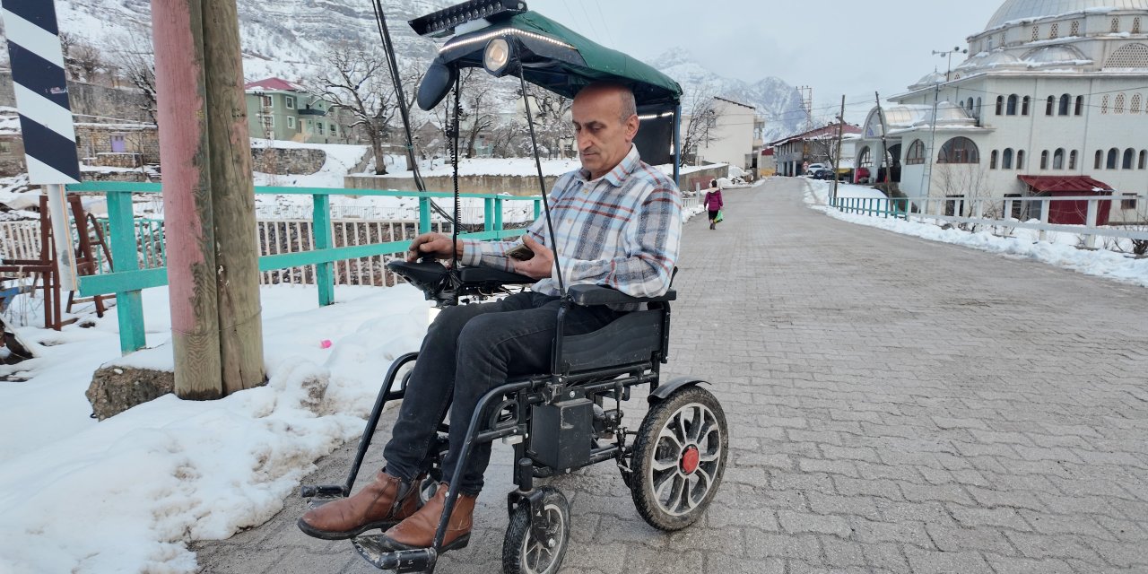 Şırnaklı Baba Engelli çocuğu için akülü sandalyeyi arabaya çevirdi