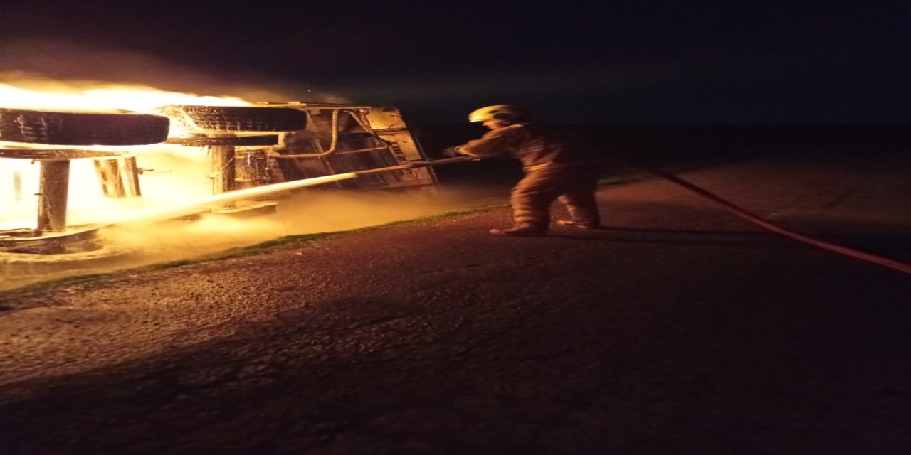 Şırnak’ta Mandalina yüklü tır cayır cayır yandı, geriye demir yığını kaldı