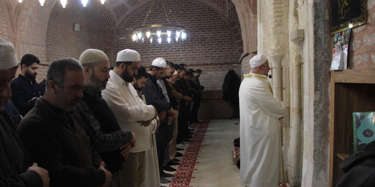 Cizre’de Asırlık Gelenek: Kırmızı Medrese’de Hatimle Teravih