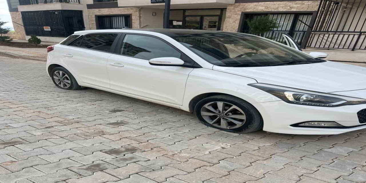 TOKİ Sakinleri Tedirgin! Park Halindeki Otomobile "Bıçaklı" Saldırı