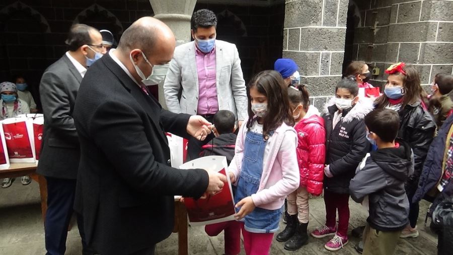 Sur Kaymakamı Çiftçi'den çocuklara hijyen paketi hediyesi