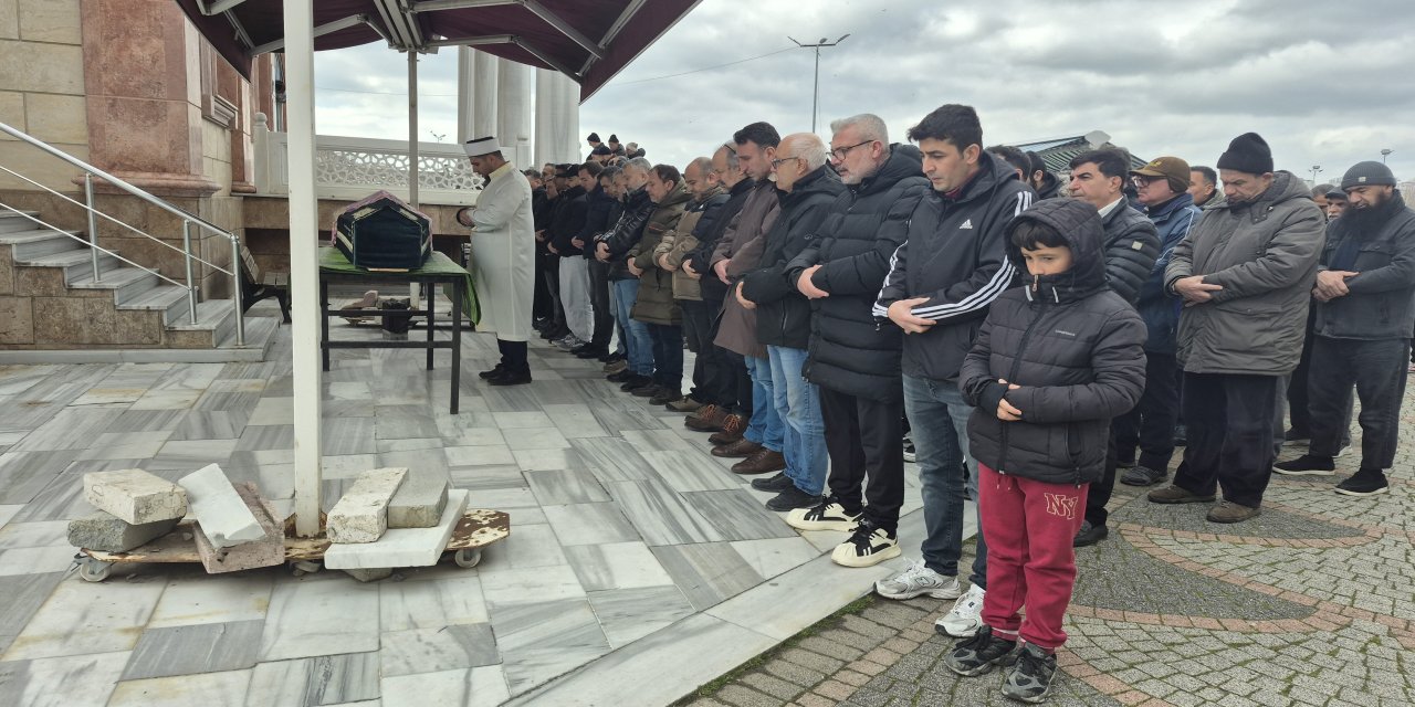 Estetik Ameliyatı Sonrası Şüpheli Ölüm: Sibel Yiyin Son Yolculuğuna Uğurlandı