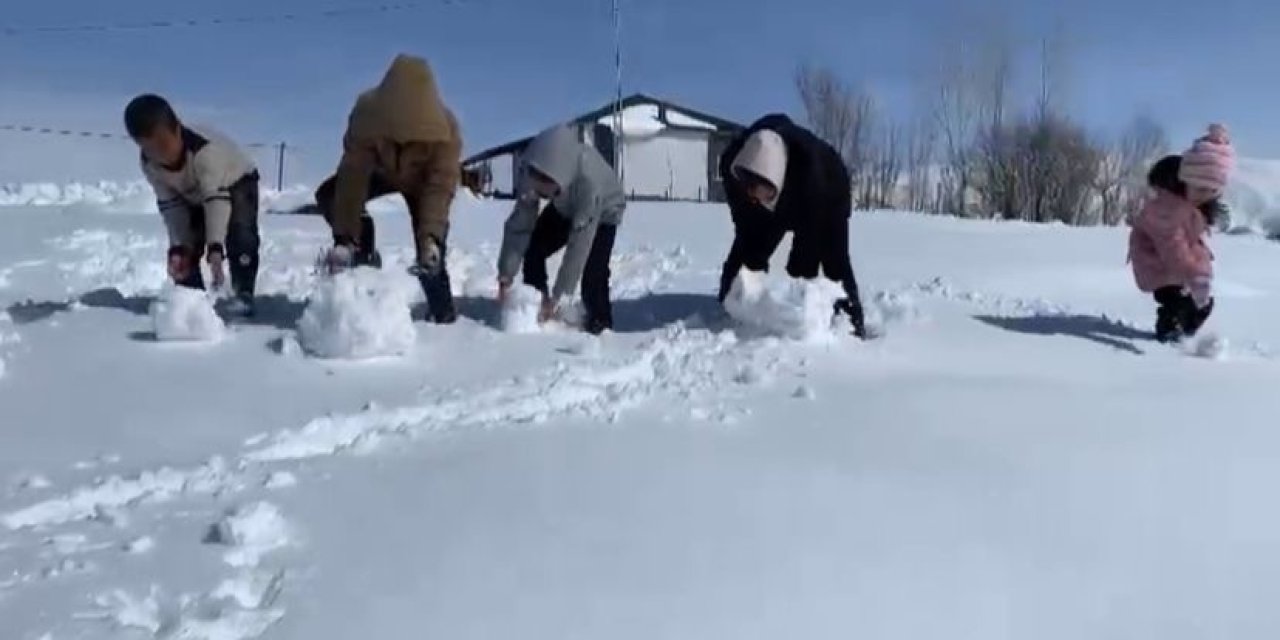 Ağrı’da kar yağdı, çocuklar doyasıya eğlendi