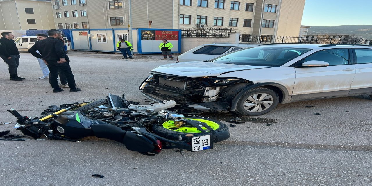 Okul Yolunda Korkutan Kaza! Ehliyetsiz Sürücü Motosikletle Otomobile Çarptı