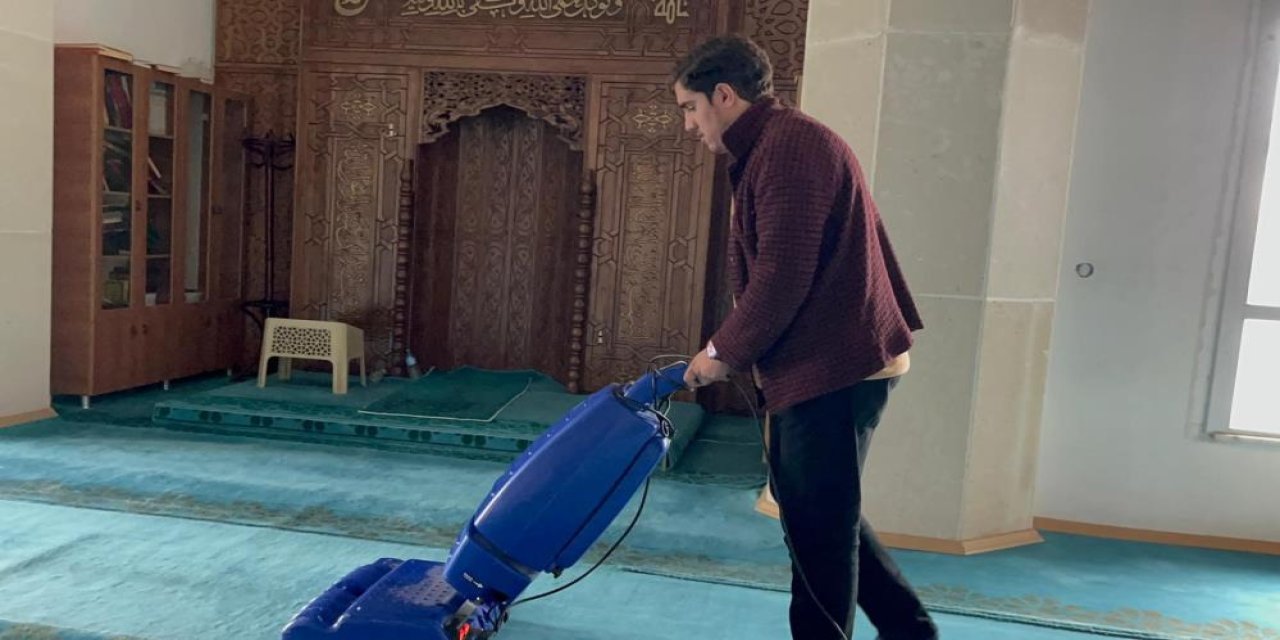 Adilcevaz'da camiye çirkin saldırı: Halılar üzerinde sigara izmaritleri söndürüldü