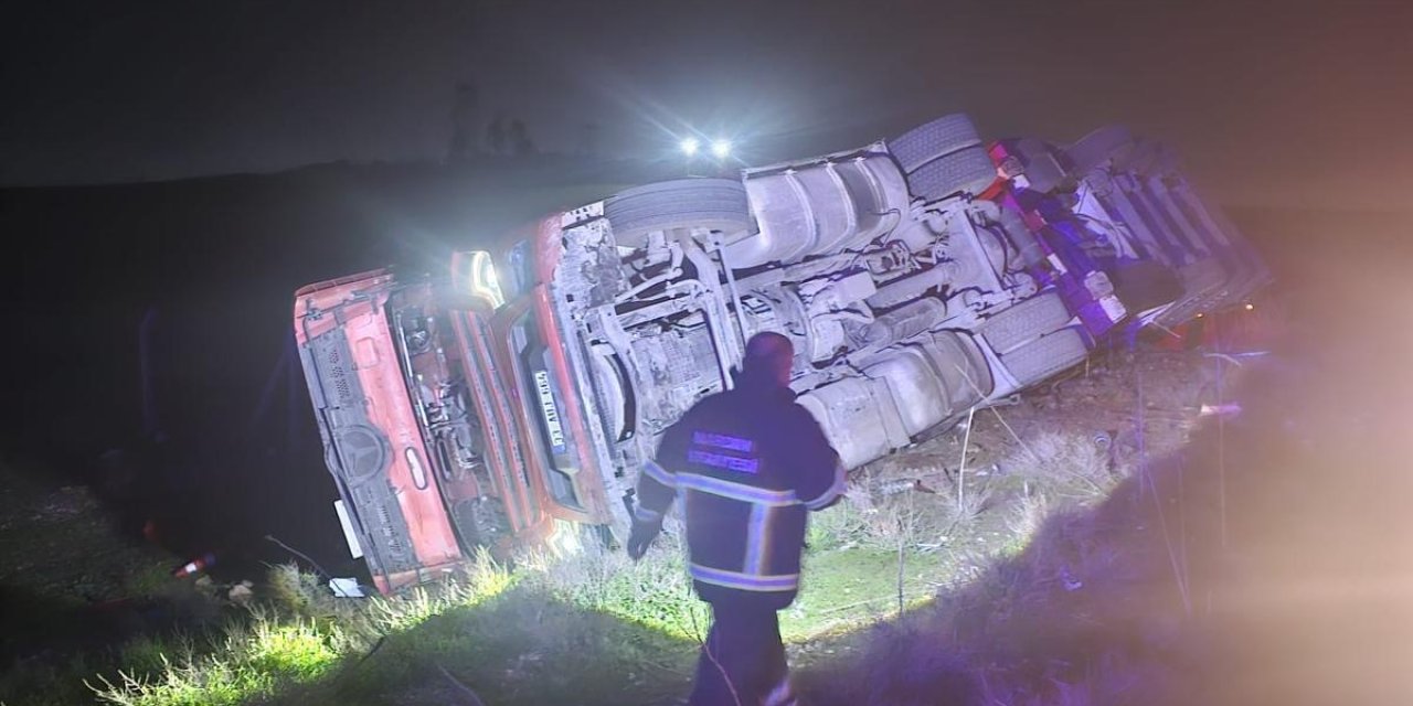 Mardin'de tır devrildi: 1 yaralı