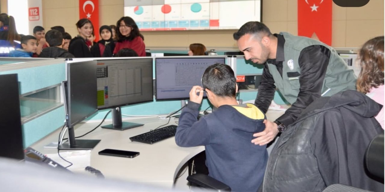 Şırnak’ta öğrencilerden anlamlı ziyaret: Deprem Haftası’nda AFAD ve 112’yi gezdiler