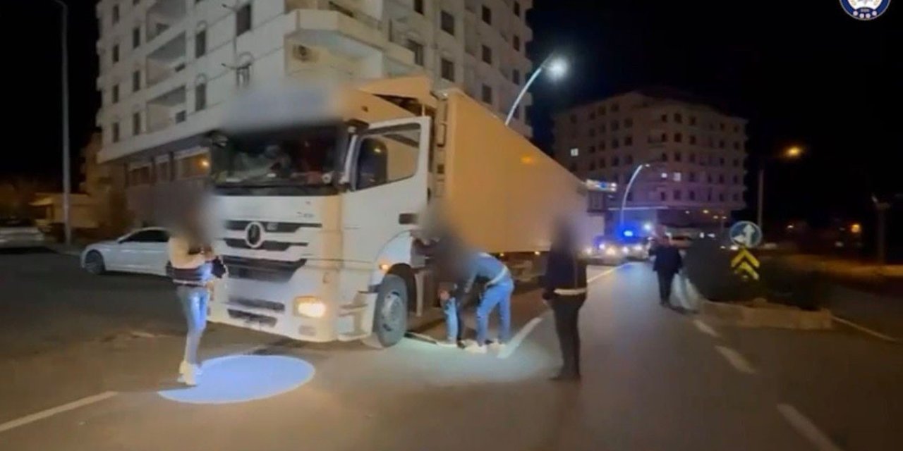 İran'dan gelen 25 göçmen Batman'da tır dorsesinde yakalandı