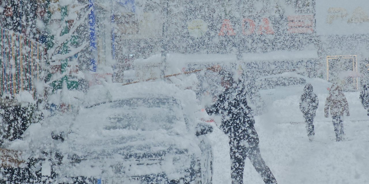 Tatvan’da kar kalınlığı 1 metreye ulaştı