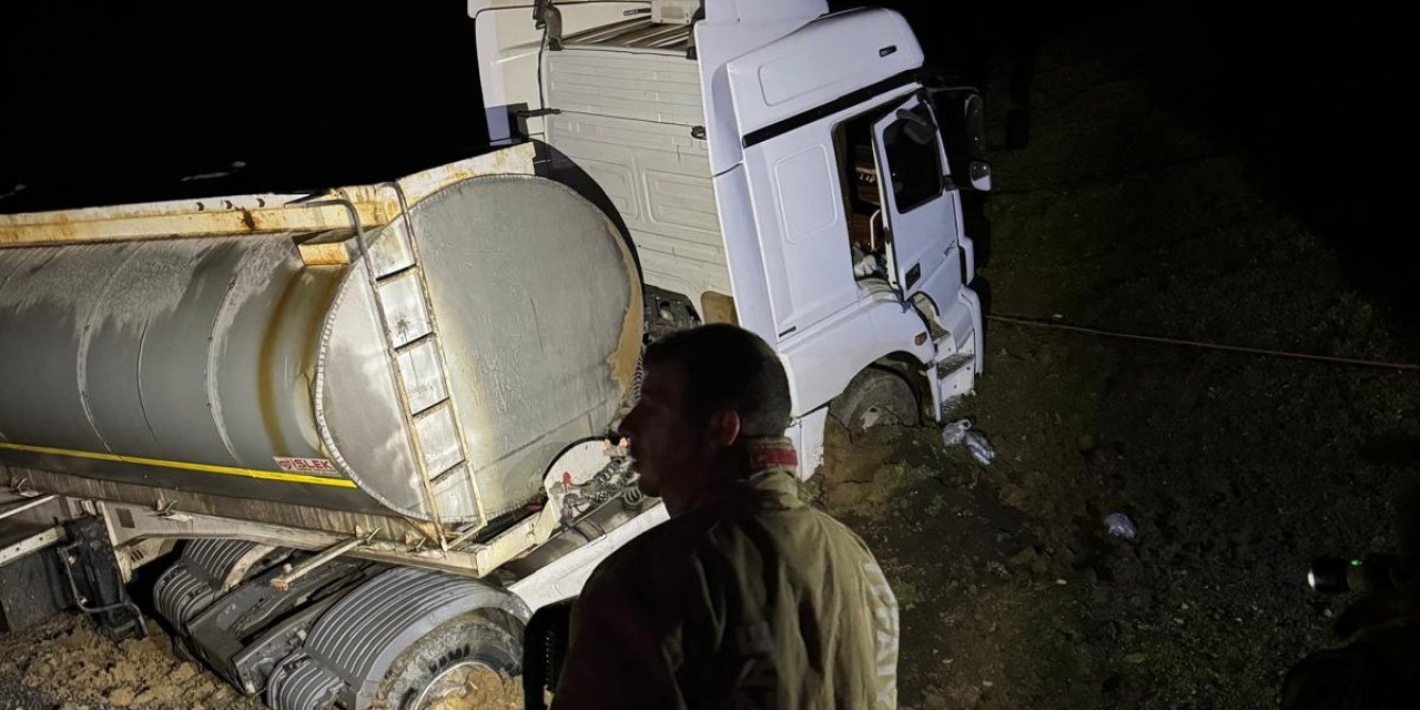 Cizre’de Tır Şarampole uçtu, sürücü ölümden kıl payı kurtuldu
