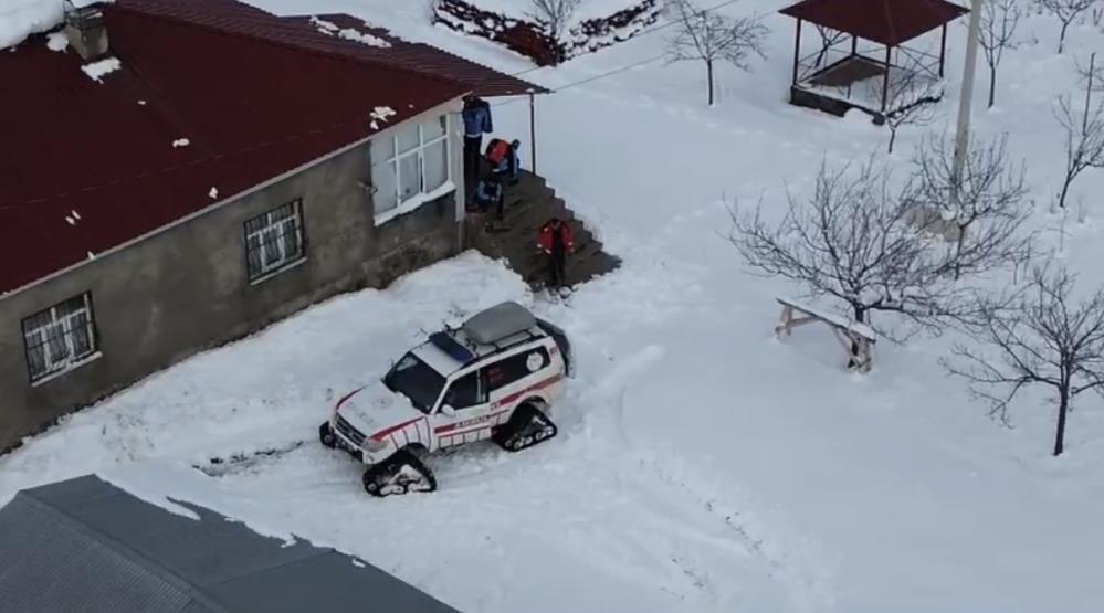 Tatvan'da rahatsızlanan hasta paletli ambulansla kurtarıldı