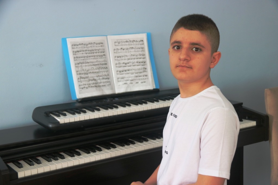 12 YAŞINDAKİ DİYARBAKIRLI ‘PETRUCCİANİ’ PİYANODA YETENEĞİNİ SERGİLİYOR