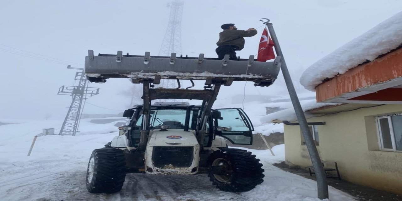 Şırnak’ta düşen bayrağı kepçenin ağzına çıkarak yerine astılar