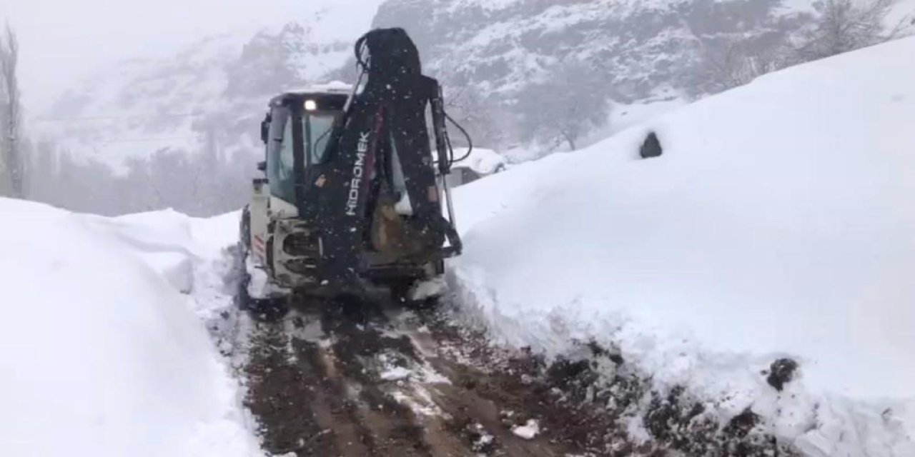 Şırnak’ta Kar Yolları Kapattı, Ekipler Seferber Oldu