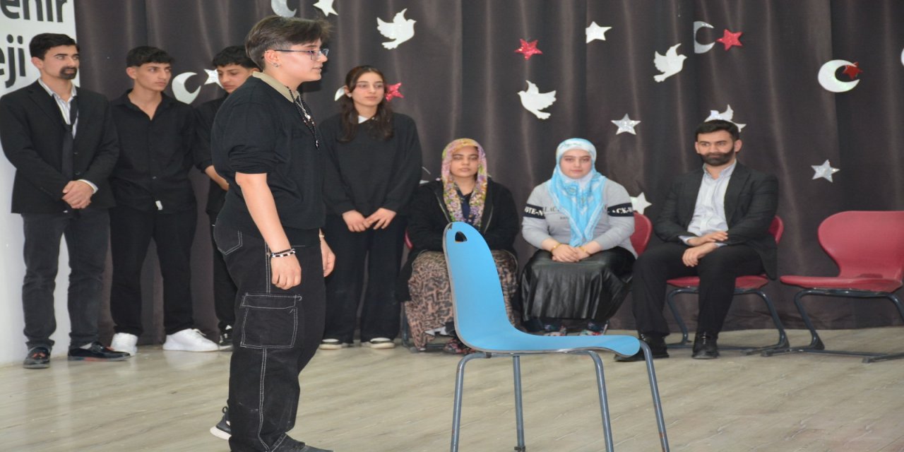 Silopi’de Öğrencilerden Bağımlılıkla Mücadeleye Dikkat Çeken Tiyatro Gösterisi