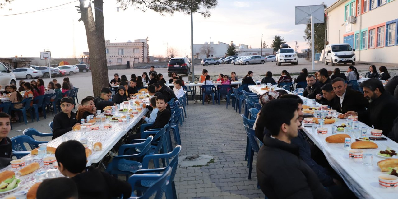Cizre'de Kaymakam Baycar ve Milli Eğitim Müdürü İke, Köy öğrencileri ile iftarda buluştu
