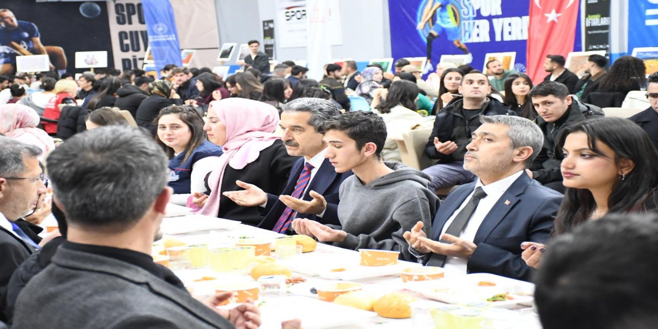 Şırnak’ta “Kampüs İftarları” Programında Gençler Aynı Sofrada Buluştu
