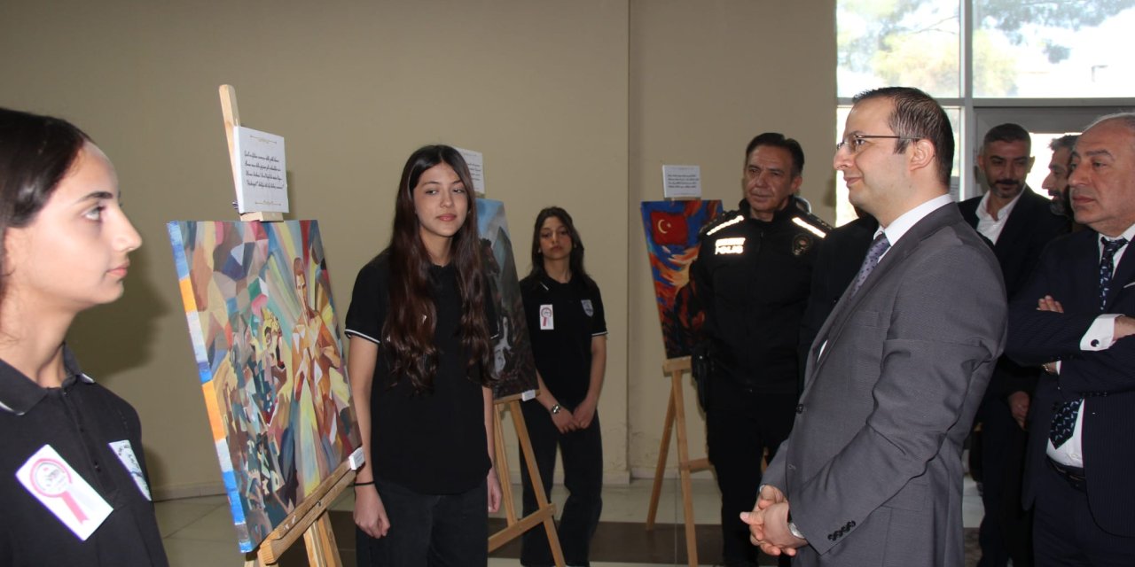 Kaymakam Baycar, 12 Mart İstiklal Marşı temalı resim sergisini gezdi