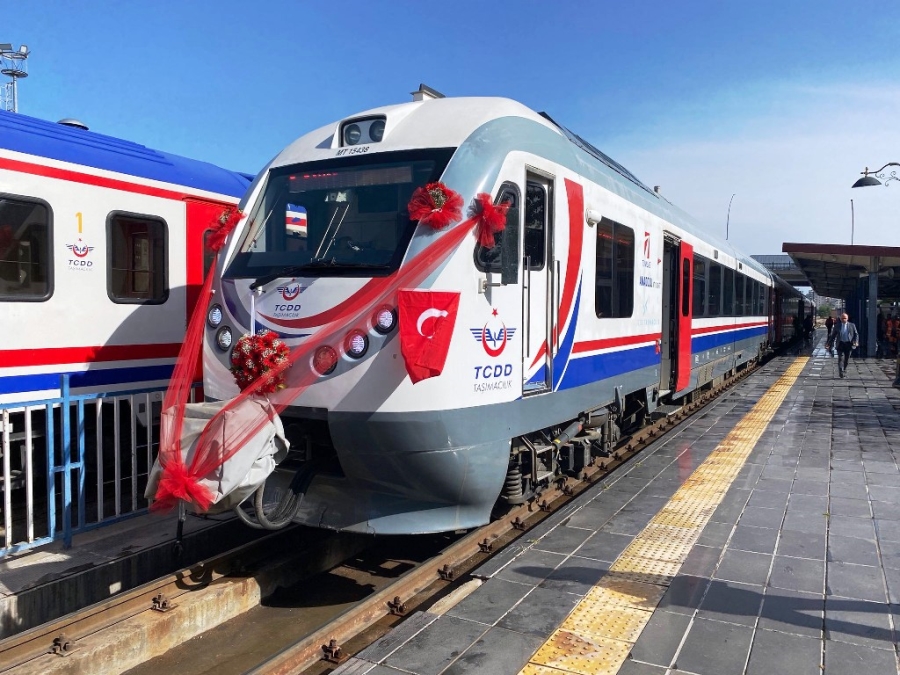 BAKAN MÜJDEYİ VERDİ, DİYARBAKIR-BATMAN ARASINDA KONFORLU YENİ TREN SEFERE BAŞLADI