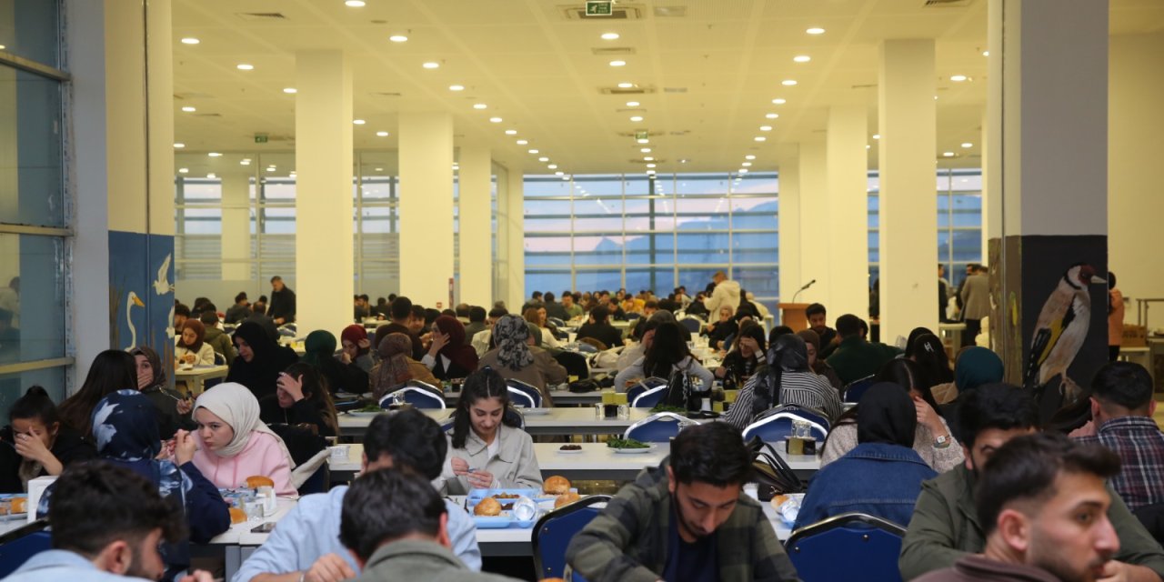 Şırnak’ta Gönül Sofrası Rektör ve Başkan Öğrencilerle İftarda Buluştu