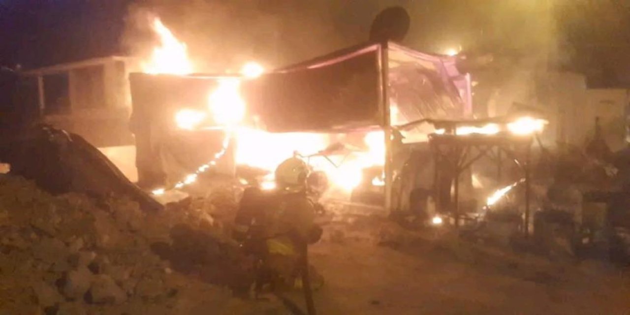 Alevlere teslim olan konteyner yanarak kullanılamaz hale geld