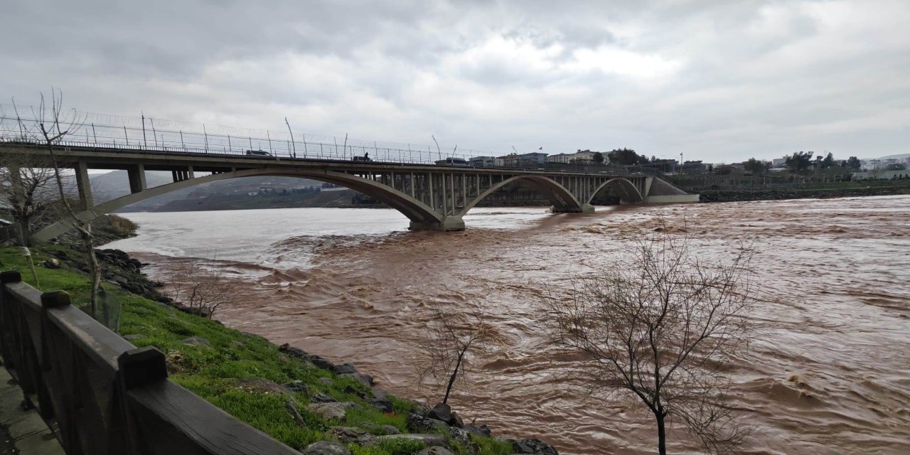 Cizre’de Dicle Nehri Kabardı: Köprü Çevresinde Tehlikeli Görüntüler