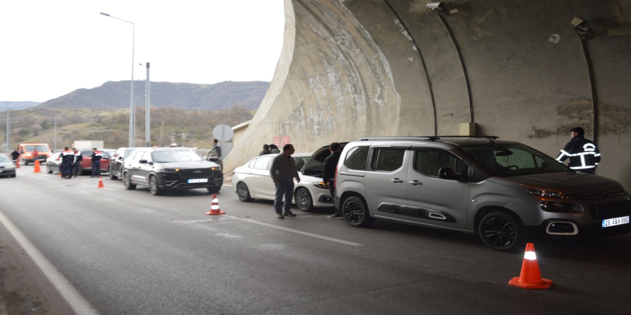 Tünel Girişinde Zincirleme Kaza! 6 Araç Birbirine Girdi