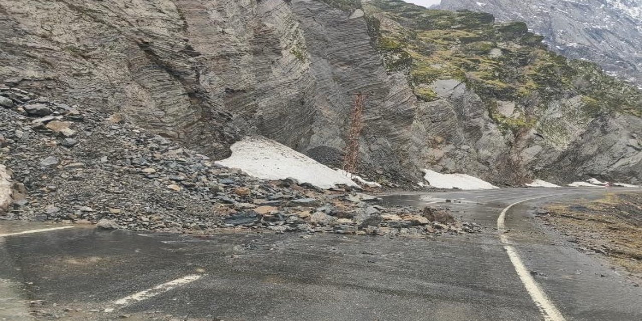 Şırnak-Beytüşşebap Yolunda Dev Taşlar Trafiği Durdurdu